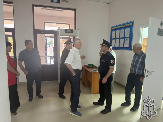 В Дагестане росгвардейцы проверяют безопасность образовательных учреждений перед началом учебного года