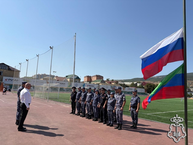 В Дагестане росгвардейцы приняли участие в праздновании Дня государственного флага