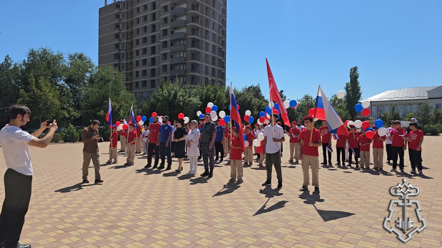 В Дагестане росгвардейцы приняли участие в праздновании Дня государственного флага