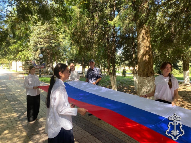 В Дагестане росгвардейцы приняли участие в праздновании Дня государственного флага