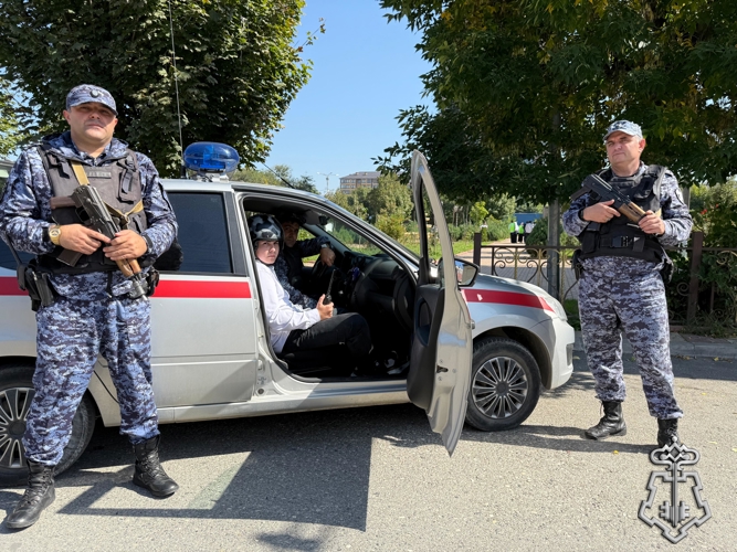 День открытых дверей для учащихся профильного класса провели росгвардейцы в Дагестане
