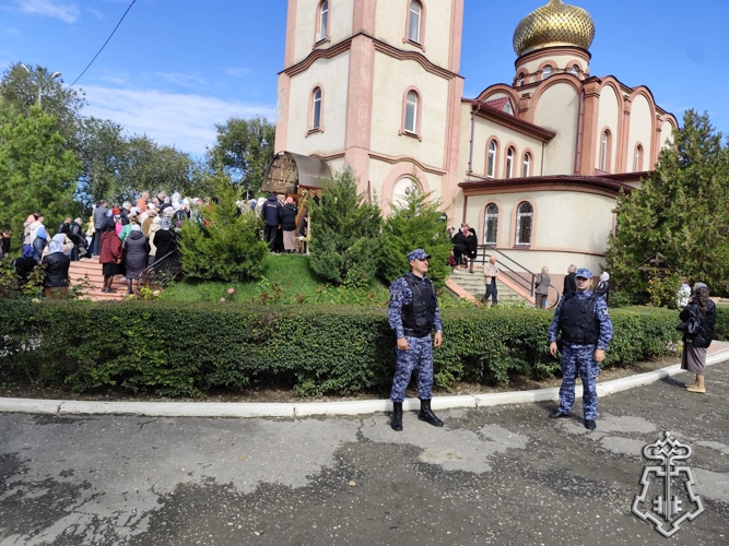 Росгвардейцы обеспечили безопасность проведения Крестного хода в Дагестане