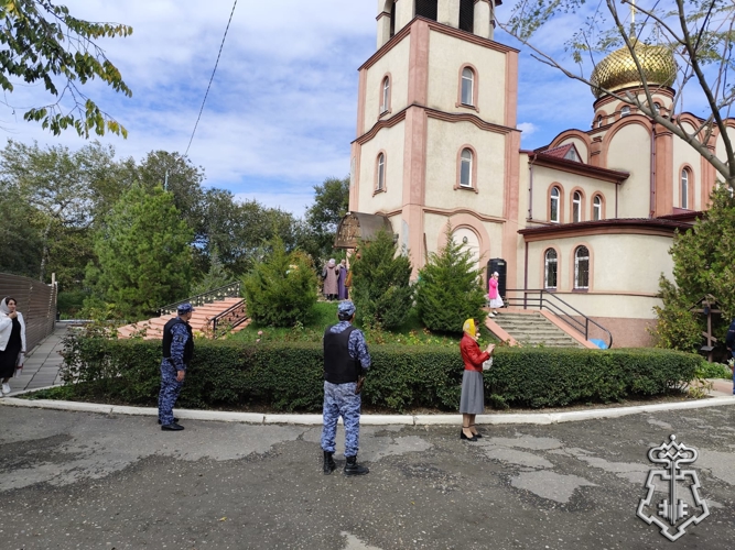 Росгвардейцы обеспечили безопасность проведения Крестного хода в Дагестане
