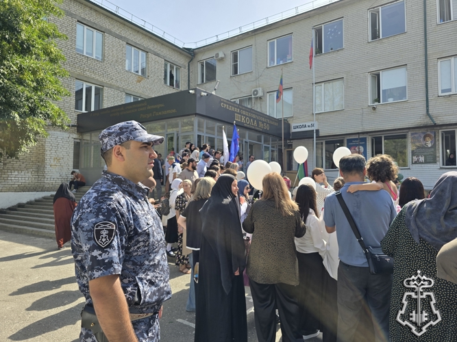 Росгвардейцы обеспечили общественную безопасность во время празднования Дня знаний в Дагестане