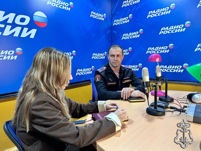 В эфире дагестанского радио офицер Росгвардии рассказал о службе вневедомственной охраны