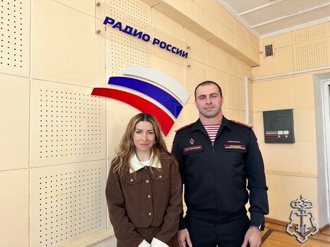 В эфире дагестанского радио офицер Росгвардии рассказал о службе вневедомственной охраны