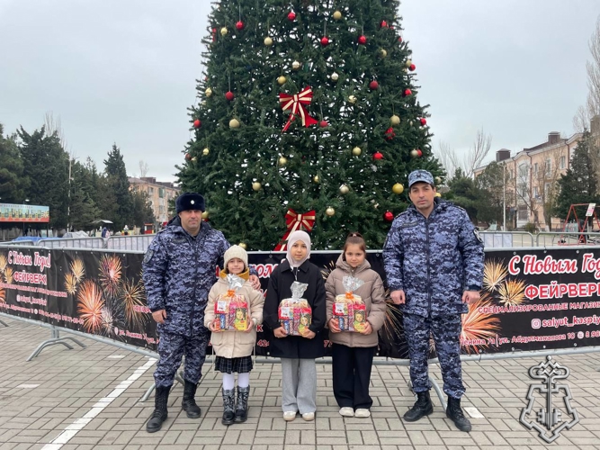 В Дагестане росгвардейцы поздравили семьи погибших коллег с наступающим Новым годом