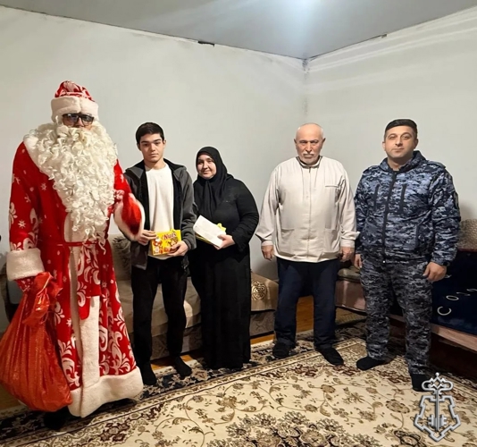 В Дагестане росгвардейцы поздравили семьи погибших коллег с наступающим Новым годом