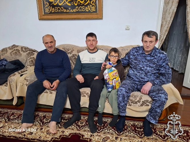 В Дагестане росгвардейцы поздравили семьи погибших коллег с наступающим Новым годом