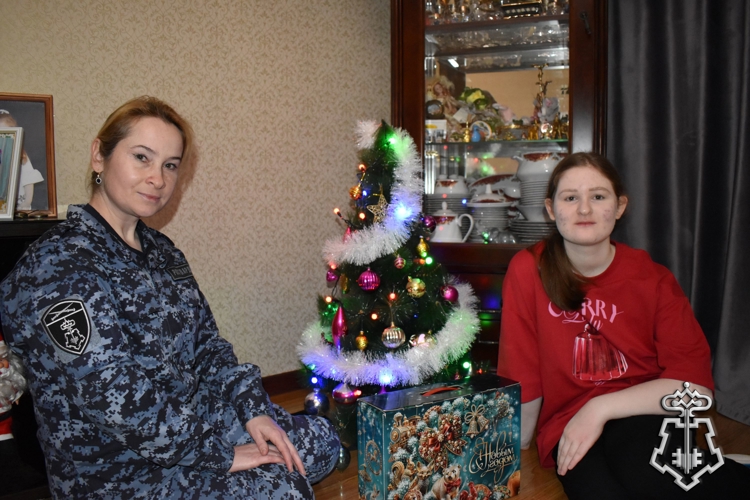 В Дагестане росгвардейцы поздравили семьи погибших коллег с наступающим Новым годом