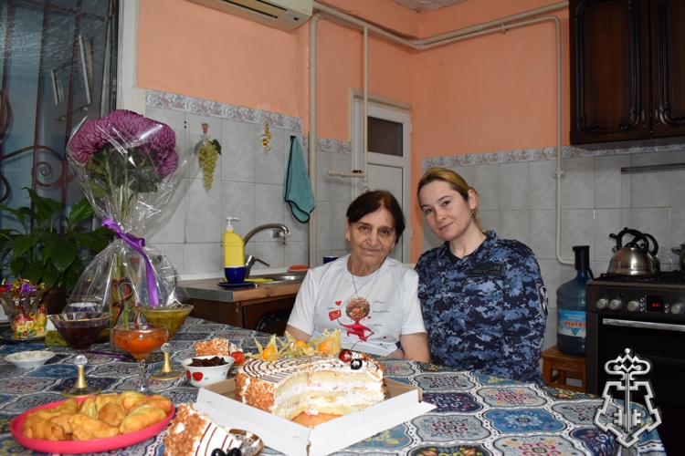 В ДАГЕСТАНЕ РОСГВАРДЕЙЦЫ ПОЗДРАВИЛИ МАТЕРЕЙ ПОГИБШИХ БОЕВЫХ ТОВАРИЩЕЙ С НАСТУПАЮЩИМ ДНЕМ МАТЕРИ.