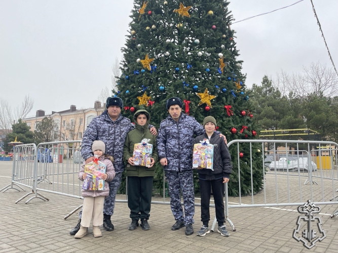 В Дагестане росгвардейцы поздравили семьи погибших коллег с наступающим Новым годом