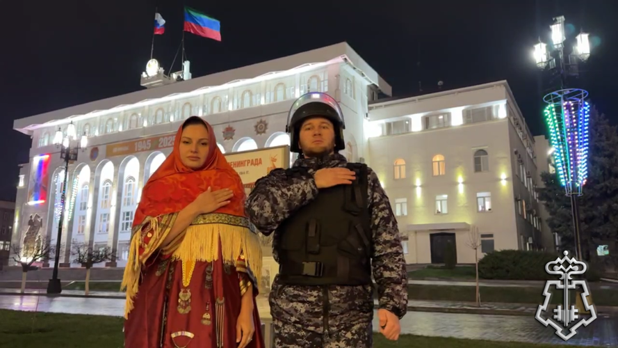Сотрудники вневедомственной охраны Управления Росгвардии Республики Дагестан приняли участие во флешмобе единства народов России (видео)