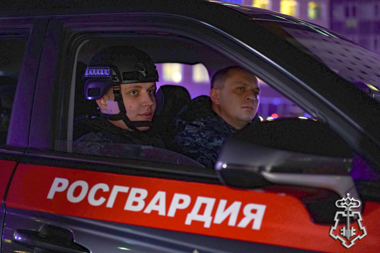 Сотрудники вневедомственной охраны Управления Росгвардии Республики Дагестан приняли участие во флешмобе единства народов России (видео)