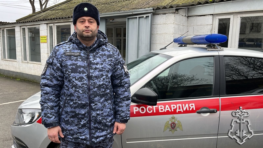 В ДАГЕСТАНЕ СОТРУДНИК РОСГВАРДИИ ОКАЗАЛ ПОМОЩЬ ПОСТРАДАВШИМ В ДТП 