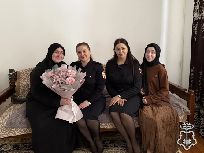 В Дагестане росгвардейцы поздравили матерей и вдов погибших коллег с Международным женским днем