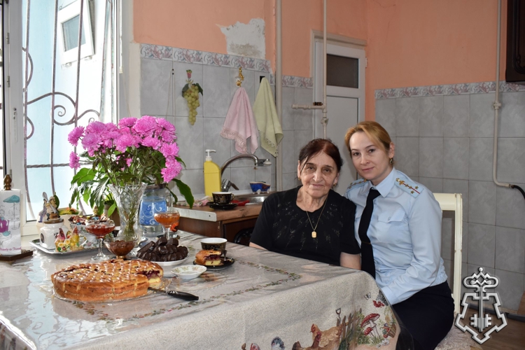 В Дагестане росгвардейцы поздравили матерей и вдов погибших коллег с Международным женским днем