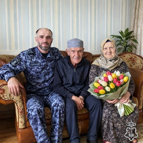 В Дагестане росгвардейцы поздравили матерей и вдов погибших коллег с Международным женским днем