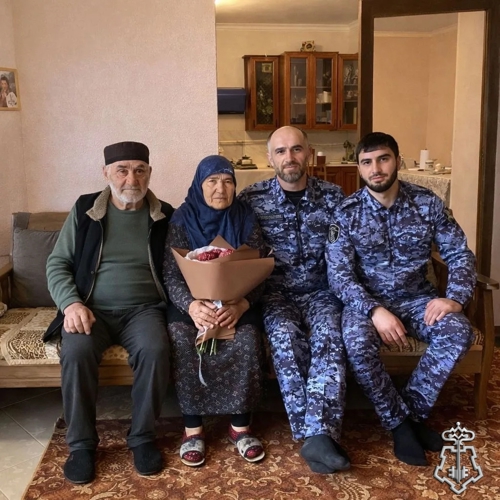 В Дагестане росгвардейцы поздравили матерей и вдов погибших коллег с Международным женским днем