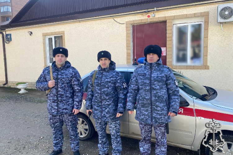 В Дагестане росгвардейцы задержали подозреваемого в незаконном хранении наркотиков 