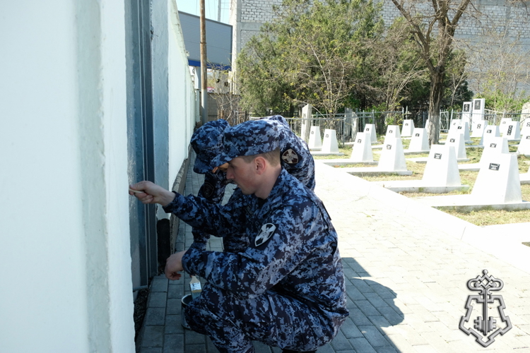 В Дагестане росгвардейцы приняли участие в международном субботнике по благоустройству памятных мест