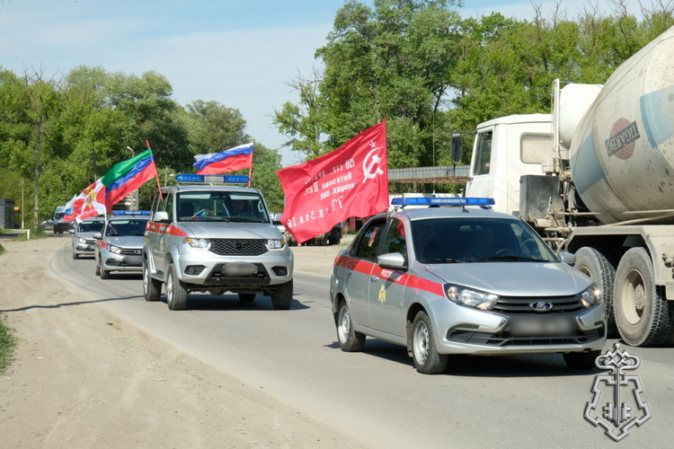 В Дагестане росгвардейцы провели автопробег ко Дню Победы и юбилею ведомства