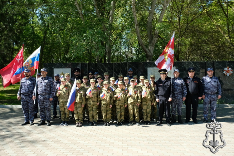 В Дагестане росгвардейцы провели автопробег ко Дню Победы и юбилею ведомства