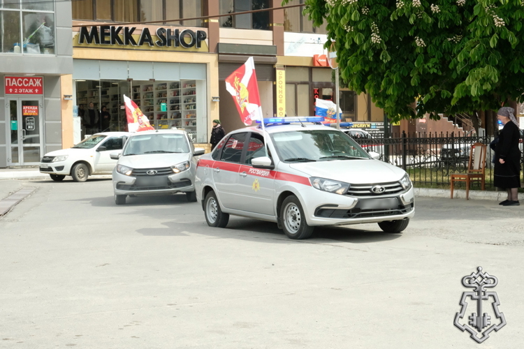 В Дагестане росгвардейцы провели автопробег ко Дню Победы и юбилею ведомства