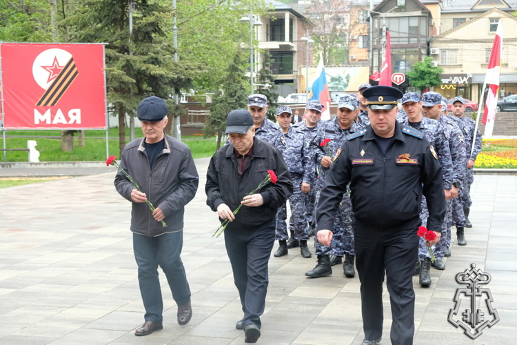 В Дагестане росгвардейцы провели автопробег ко Дню Победы и юбилею ведомства