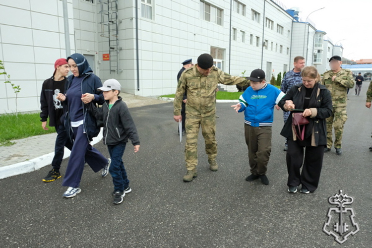 В Дагестане росгвардейцы провели День открытых дверей для воспитанников социального учреждения (видео)