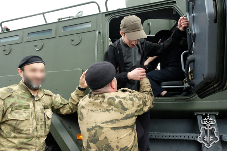 В Дагестане росгвардейцы провели День открытых дверей для воспитанников социального учреждения (видео)