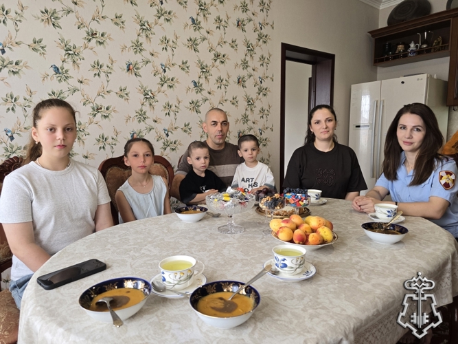 В Дагестане росгвардейцы навестили многодетные семьи своих коллег