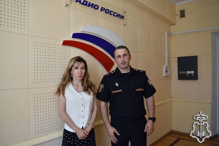 Офицер Росгвардии рассказал о профилактике квартирных краж в эфире дагестанского радио
