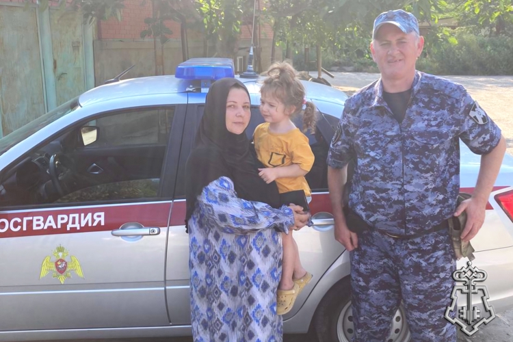 В Дагестане росгвардейцы вернули родителям потерявшегося ребенка