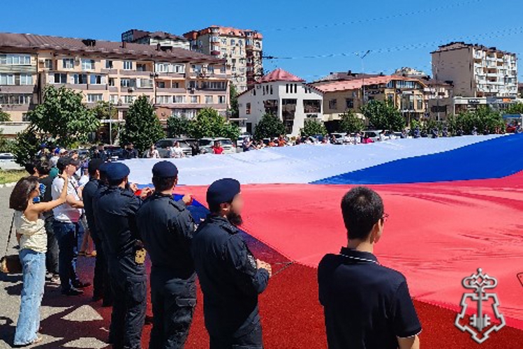 В Дагестане росгвардейцы приняли участие в праздновании Дня Государственного флага