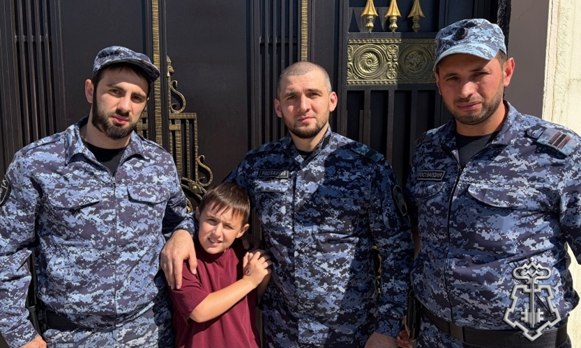 В Дагестане росгвардейцы вернули родителям потерявшегося ребенка