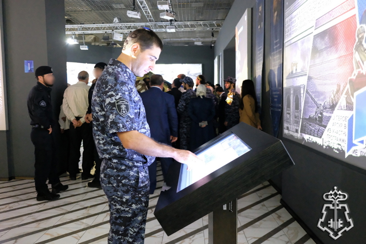 Росгвардейцы приняли участие в открытии мультимедийной выставки «Знание. Герои» в Дагестане