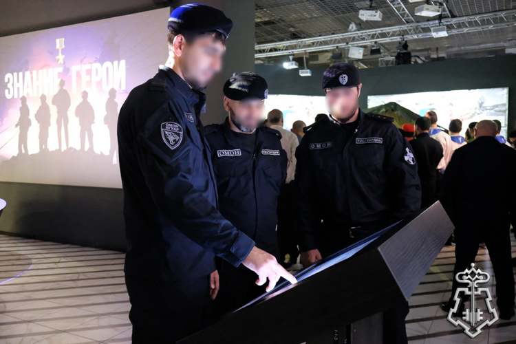 Росгвардейцы приняли участие в открытии мультимедийной выставки «Знание. Герои» в Дагестане